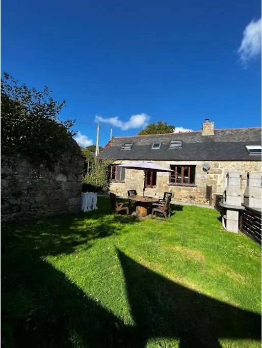 Maison De Maison Mael-Pestivien
